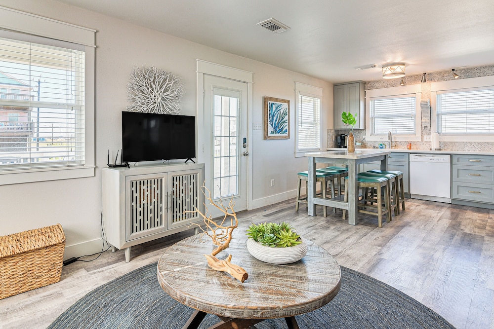 Modern Coastal Farmhouse: Walk to Surfside Beach!