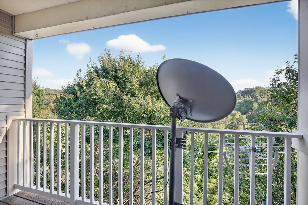 Cozy Pikesville Penthouse With Basketball Arcade 2 Bedroom Condo