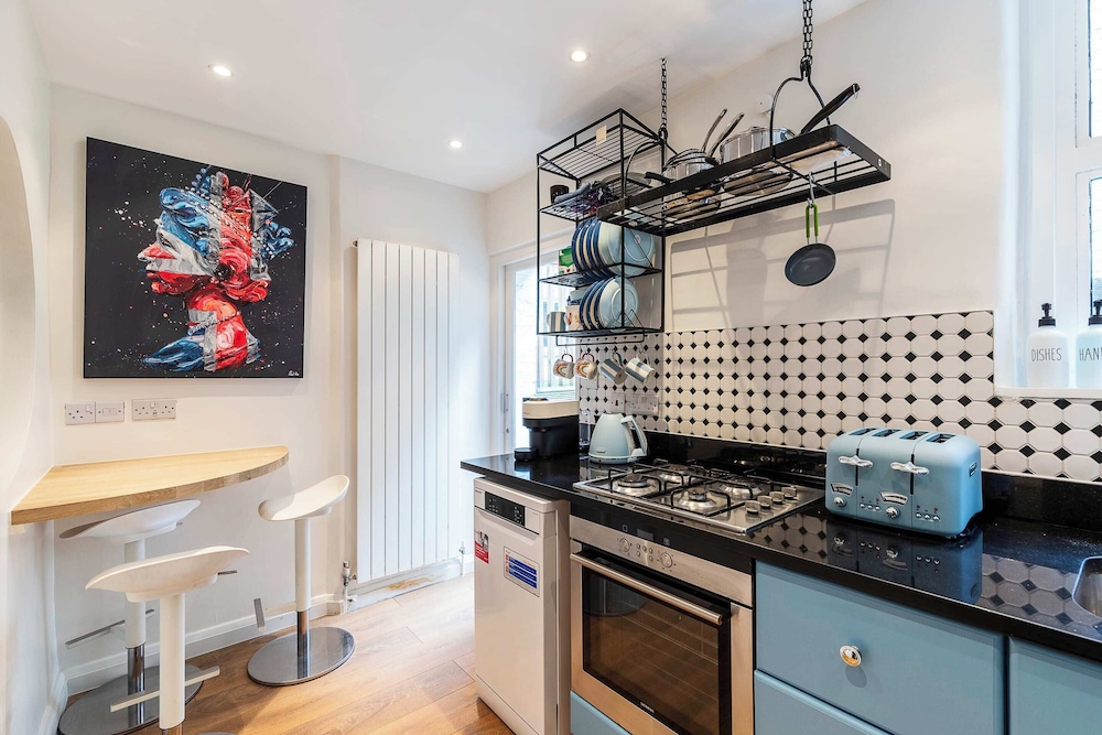 Elegant Two Bedroom Flat in Redcliffe Gardens