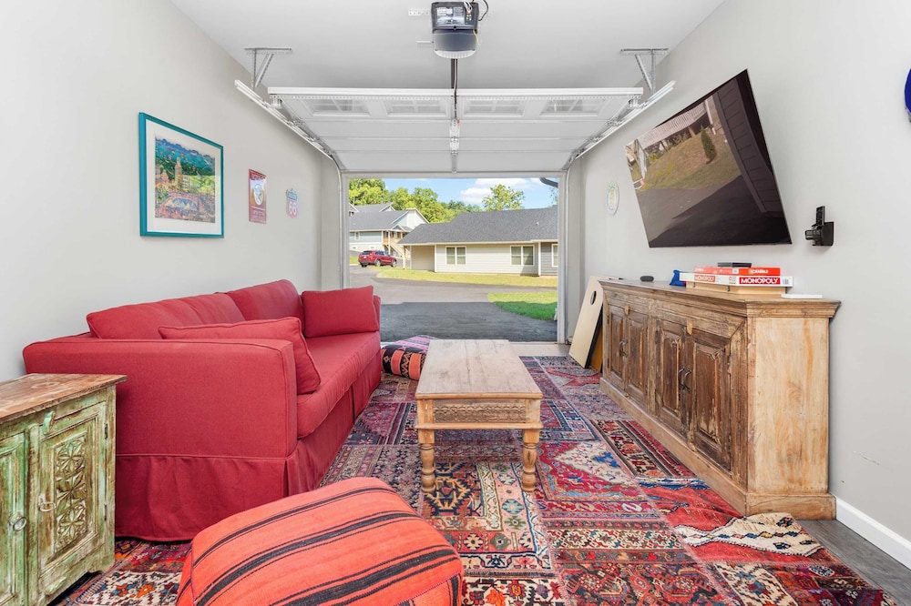 Sleeps 20, Entire Duplex Patio + Fire Pit 6 Minutes to Downtown Asheville
