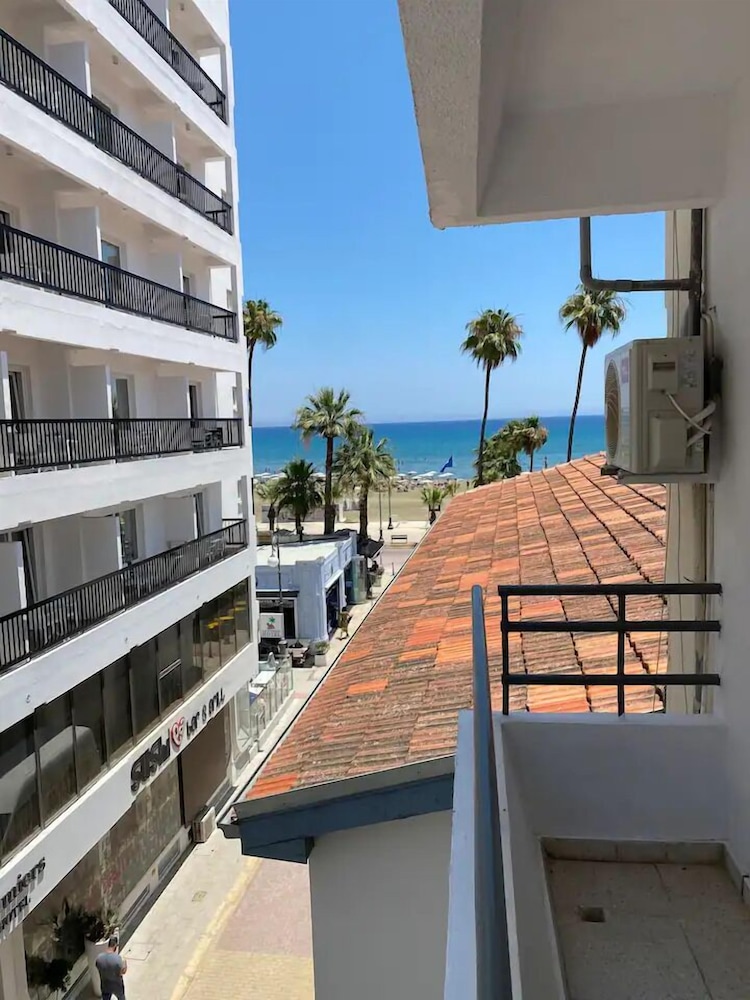 LARNACA BAY SUITES