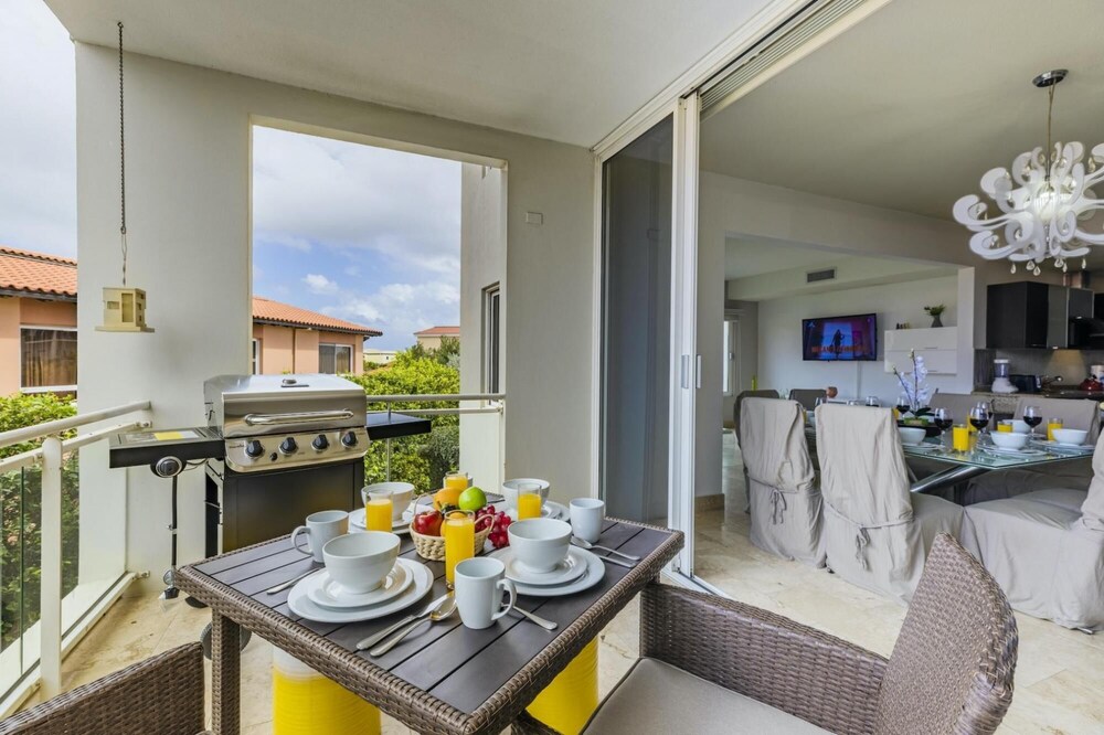 4BR 3BA w Pool Sleeps 10 200m From Eagle Beach