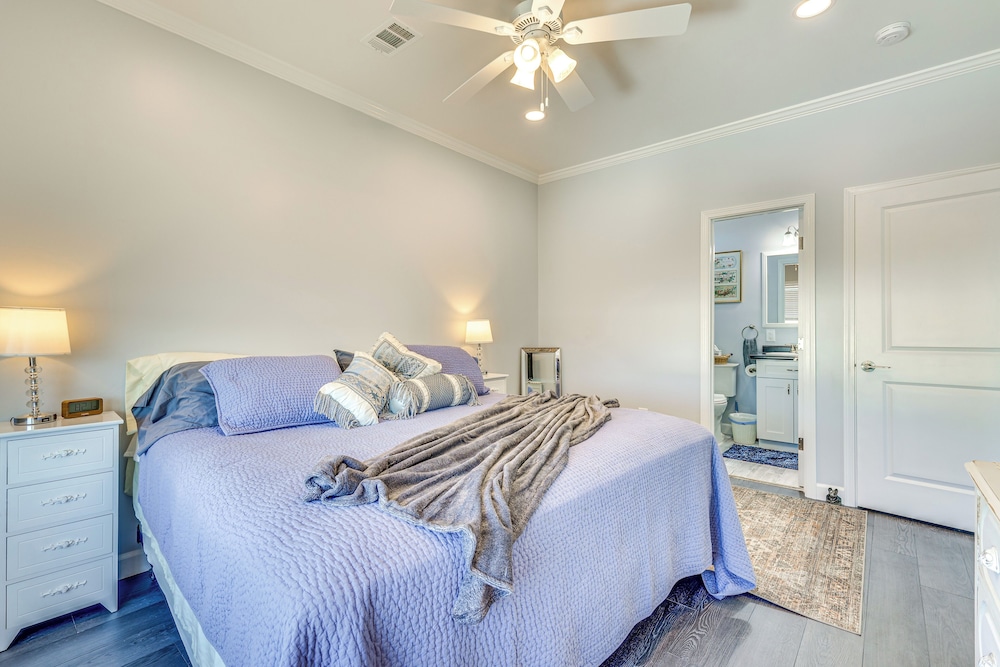 1 Mi to Beach Access: Home w/ Porch in Fort Myers!