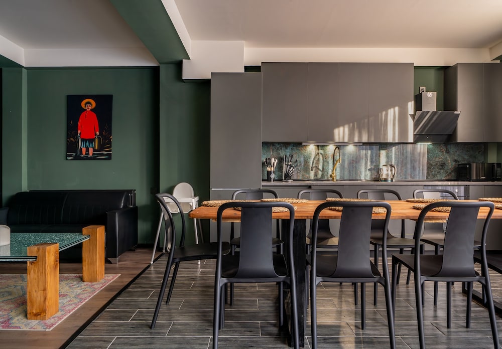 Niabi 4BDR Apartments with billiards