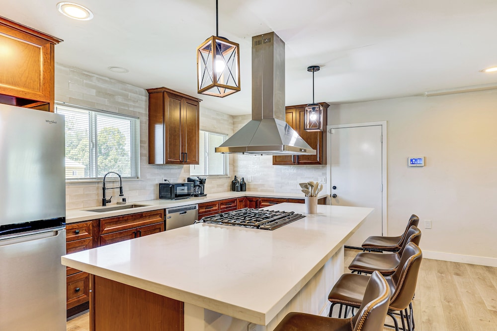Modern Gem w/ Outdoor Oasis: 5 Mi to Lake Jennings