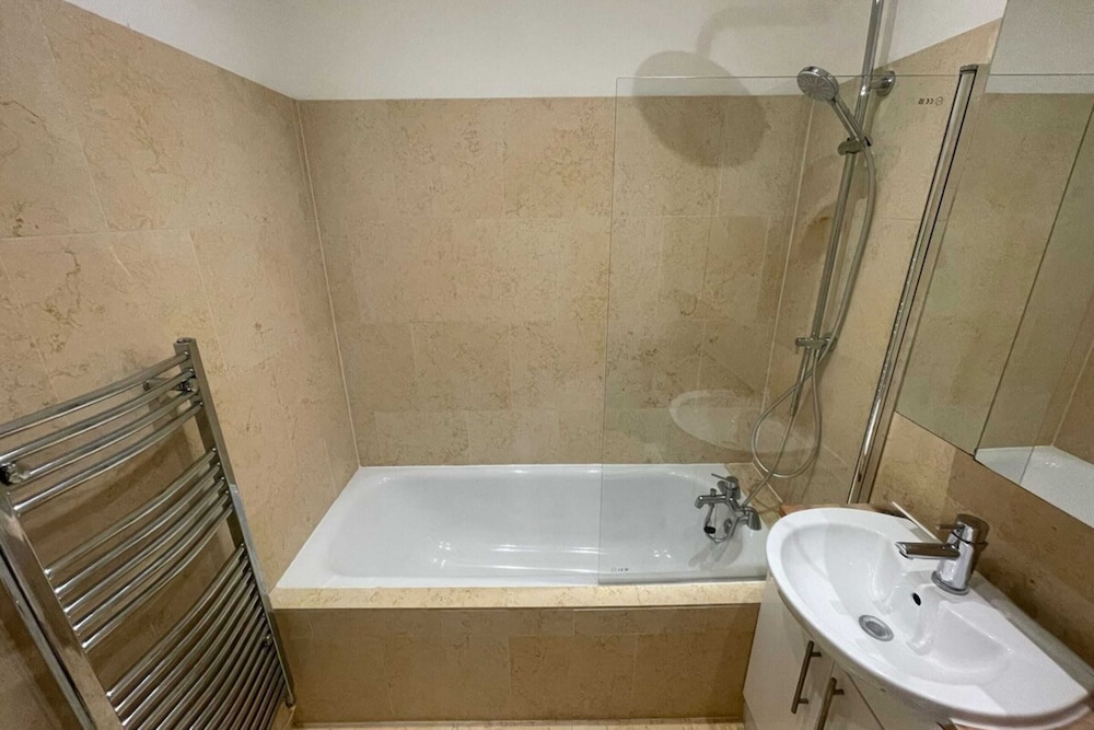 Spacious 1BD Flat - Next to Richmond Riverside! view 4