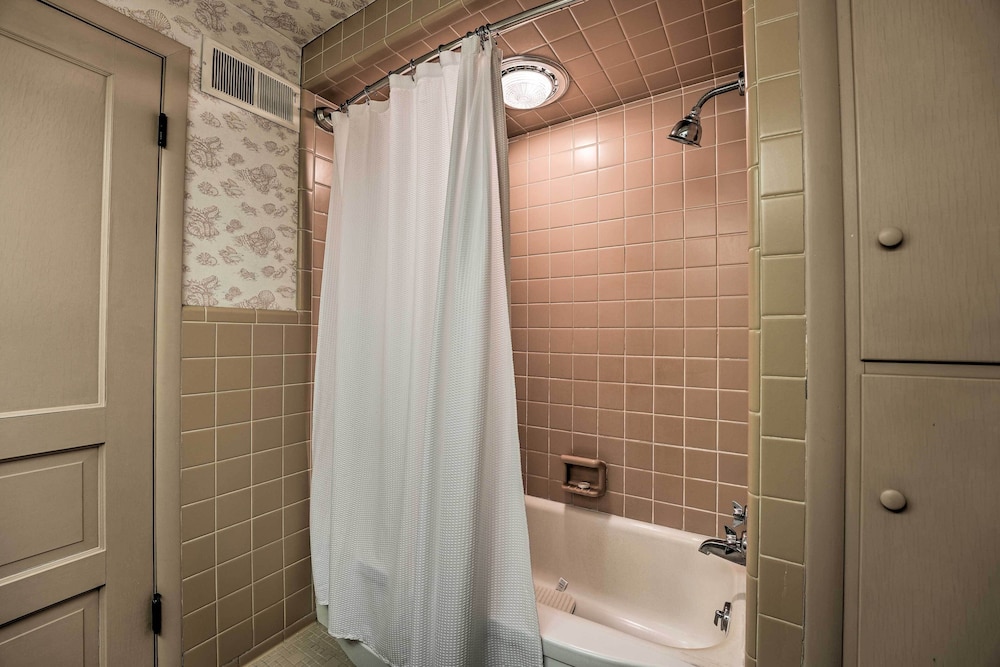 Cozy Hillsdale Home 1 Mi to Baw Beese Lake! - Property Image 9