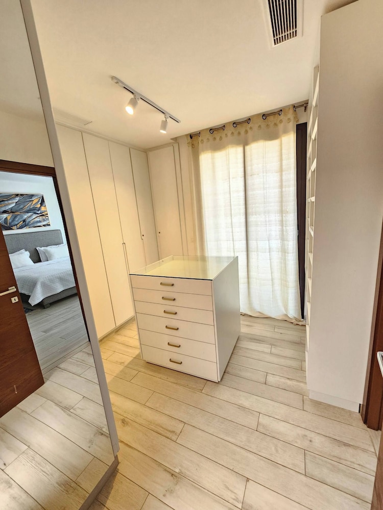 Elegant and Modern Villa V 04