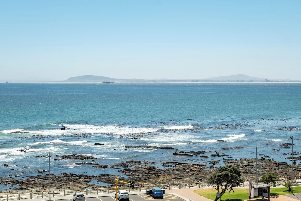 2bed Mouille Point Apartment w Amazing Cape Views