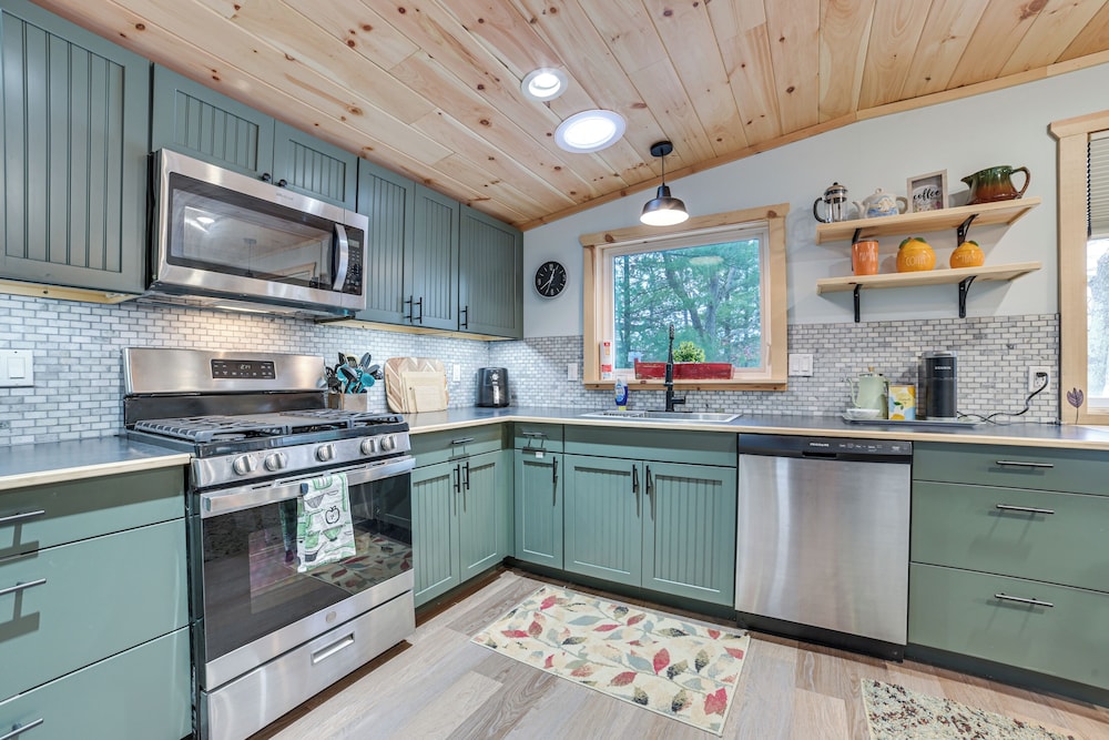 Lake Access & Dock: Remote Mio-area Cottage