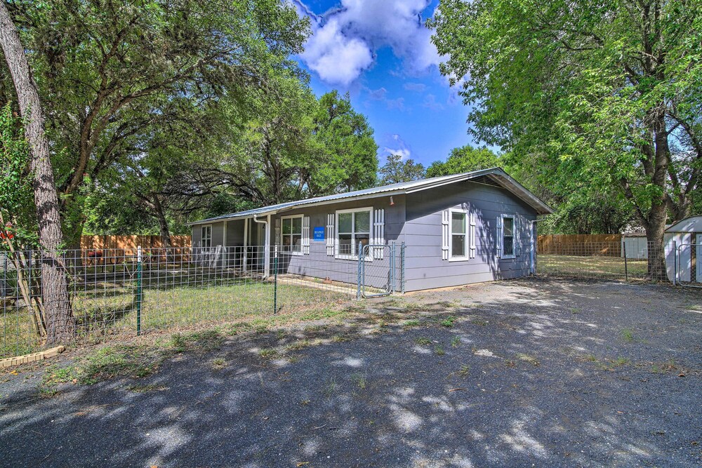 Utopia Family Home, 2 Blocks to Utopia Park! view 3