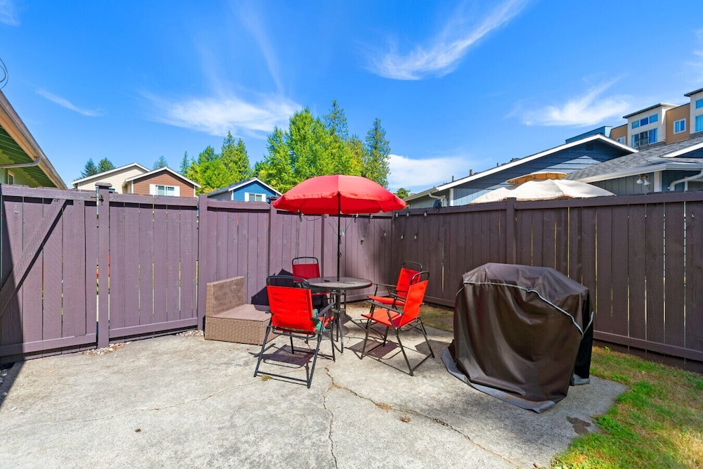 Family-friendly 2BR Home in Lynnwood w Parking