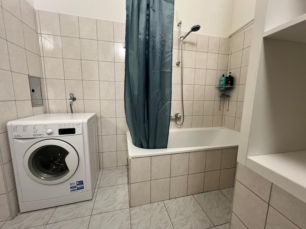 Affordable 3BR shared Apt. near Meidling