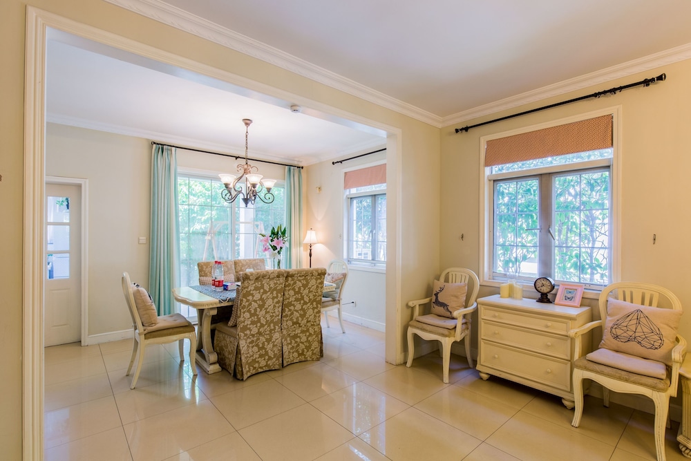 Cambridge Villa with 5 BRs