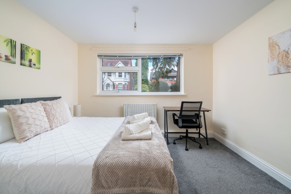 Stylish 2-bedroom Near Redhill Station w/ Parking