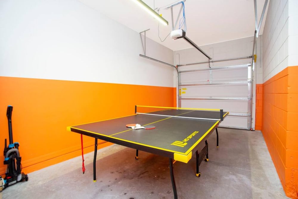 Super Near- Parks w Lake Views Ping Pong Table