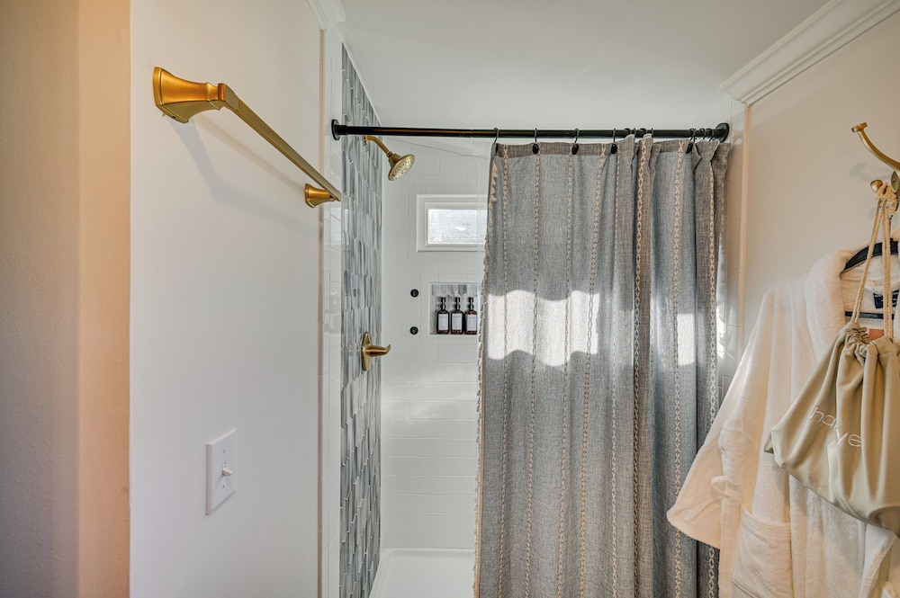 < 3 Mi to Dtwn: Modern Cottage in Greenville!