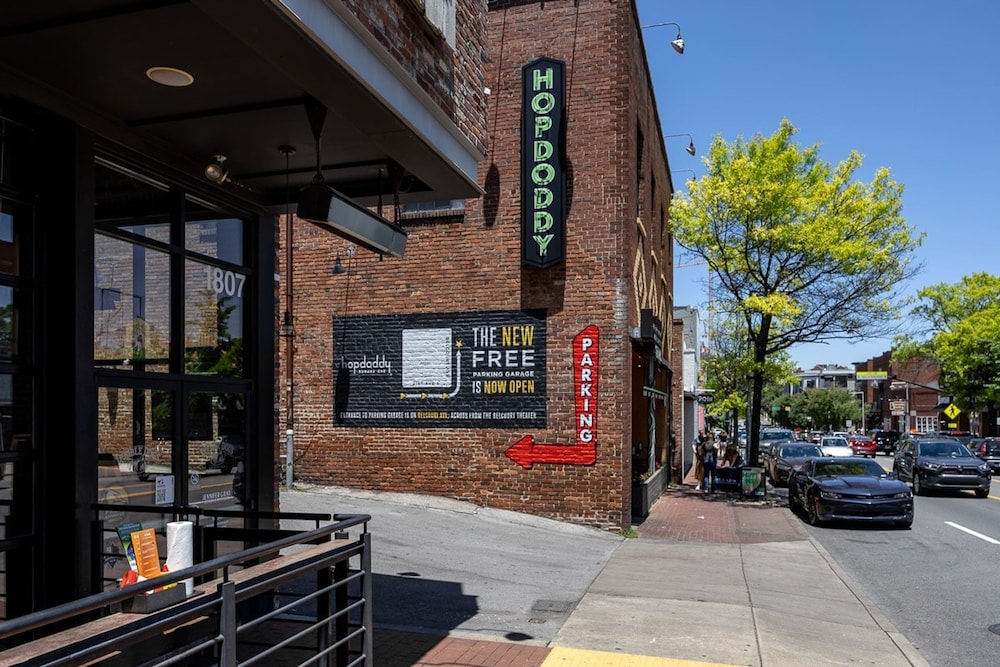 The Nomad 64-person Hillsboro Village Retreat Studio 1BR Spaces