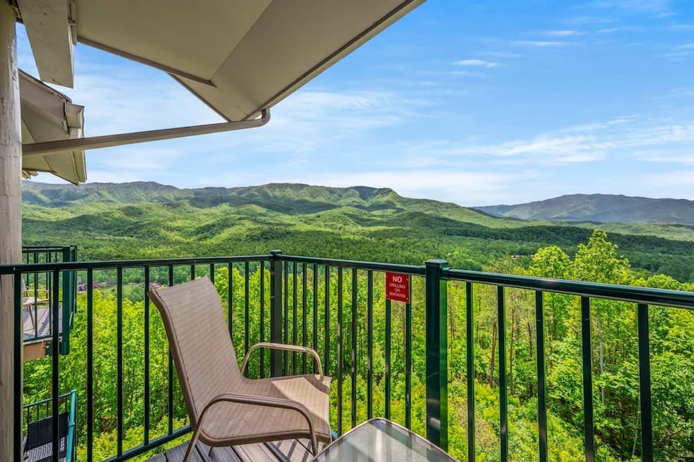 Sleeps 6 Mountain Views Heated Pool Playground