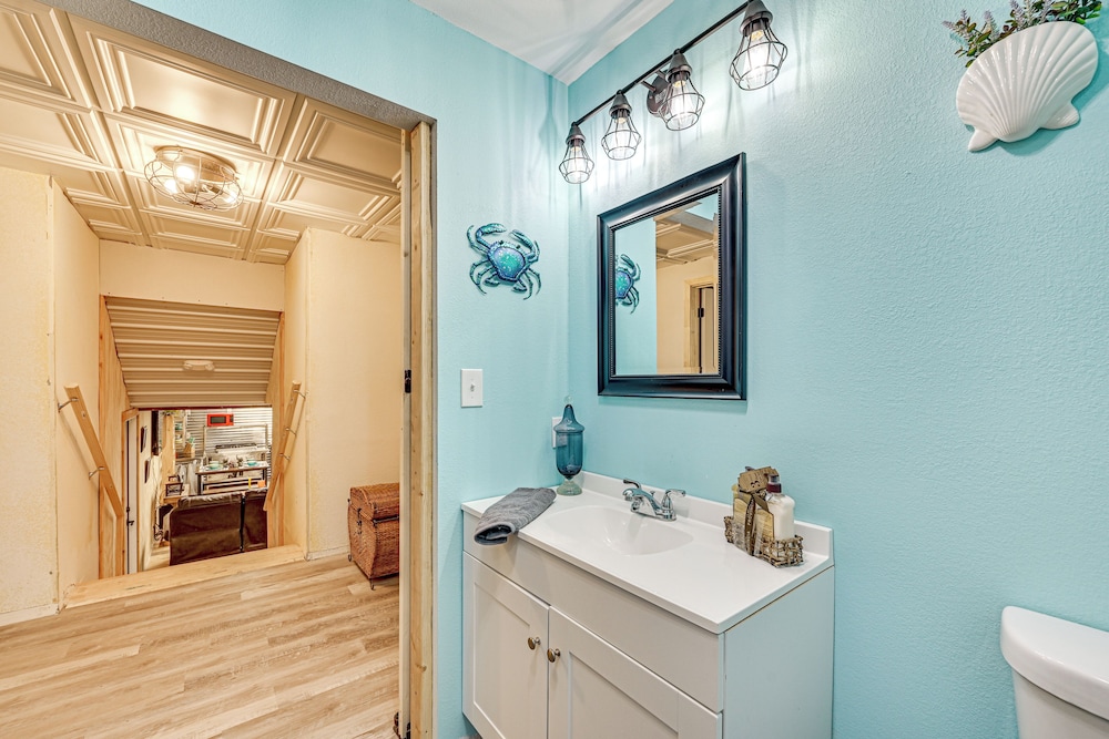 Easy I-30 Access: Cozy Texarkana Apt w/ Essentials