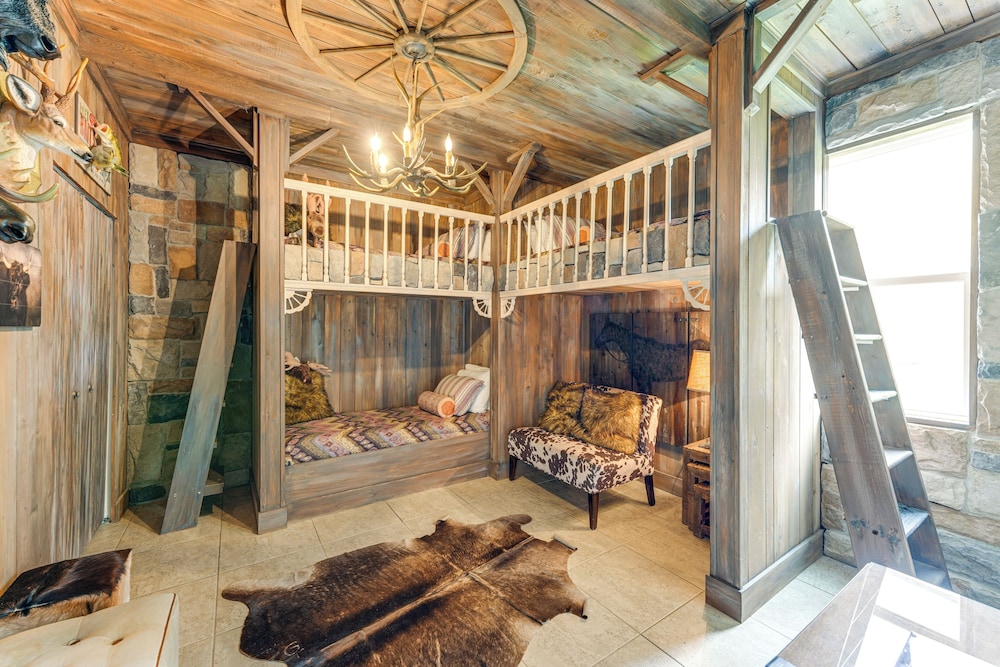 Themed Rooms, Pool & More! Custom Davenport Villa