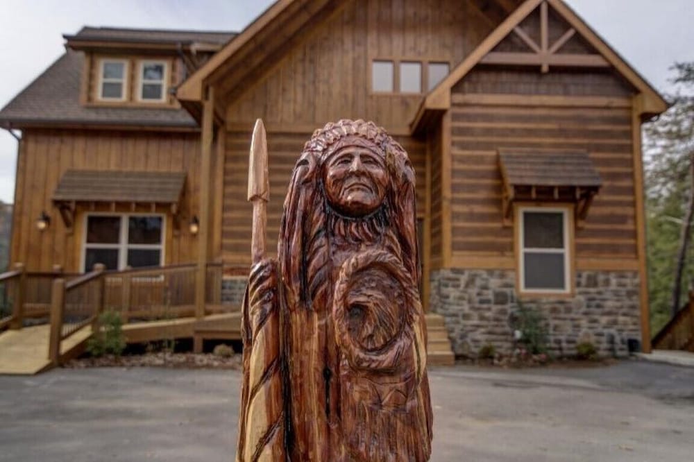 Grand Cherokee Lodge - 5 Bedrooms, 5 Baths, Sleeps 20 Home by RedAwning