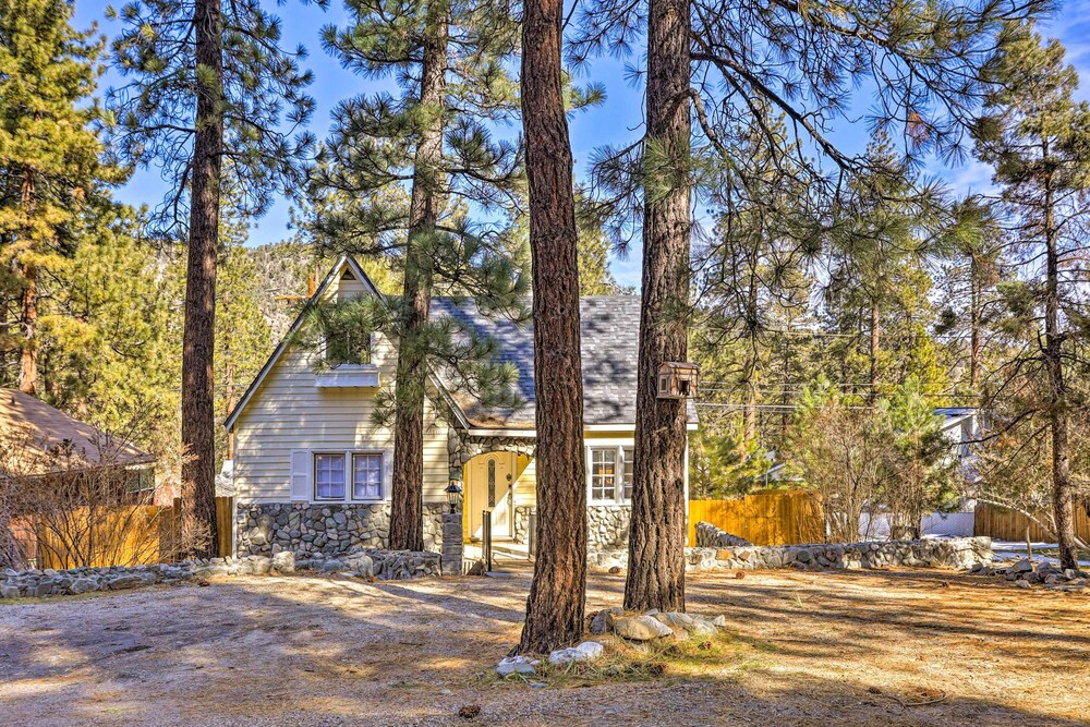 Cozy Home, 1/2 Mi to Downtown, 4 Mi to Hikes! view 3
