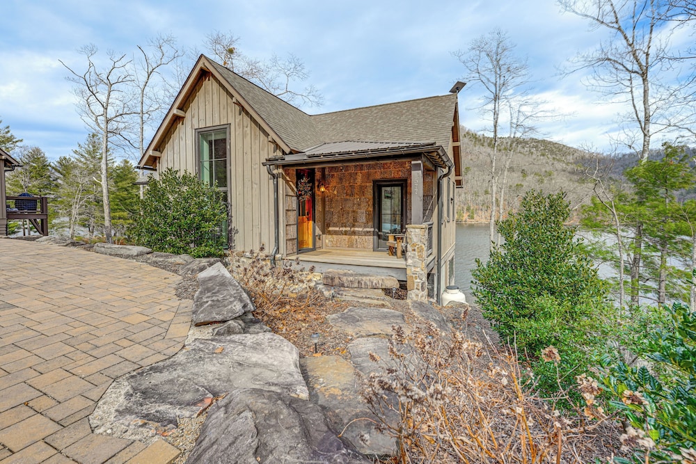 Direct Lake Access & Fire Pit: Tuckasegee Cottage!