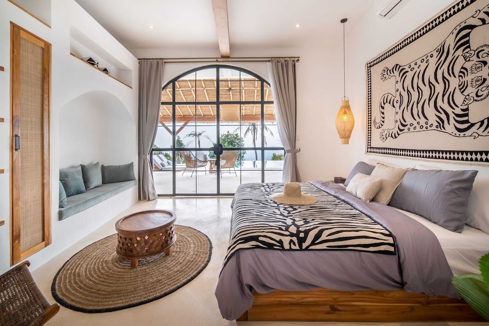NEW ! Stunning 4BR Jungle View Villa in Lovina view 5