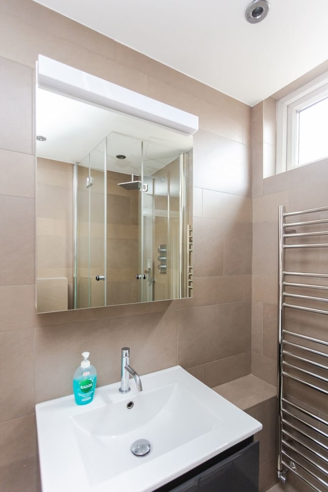 Spacious Central 3 Bedroom Apartment in Old Street