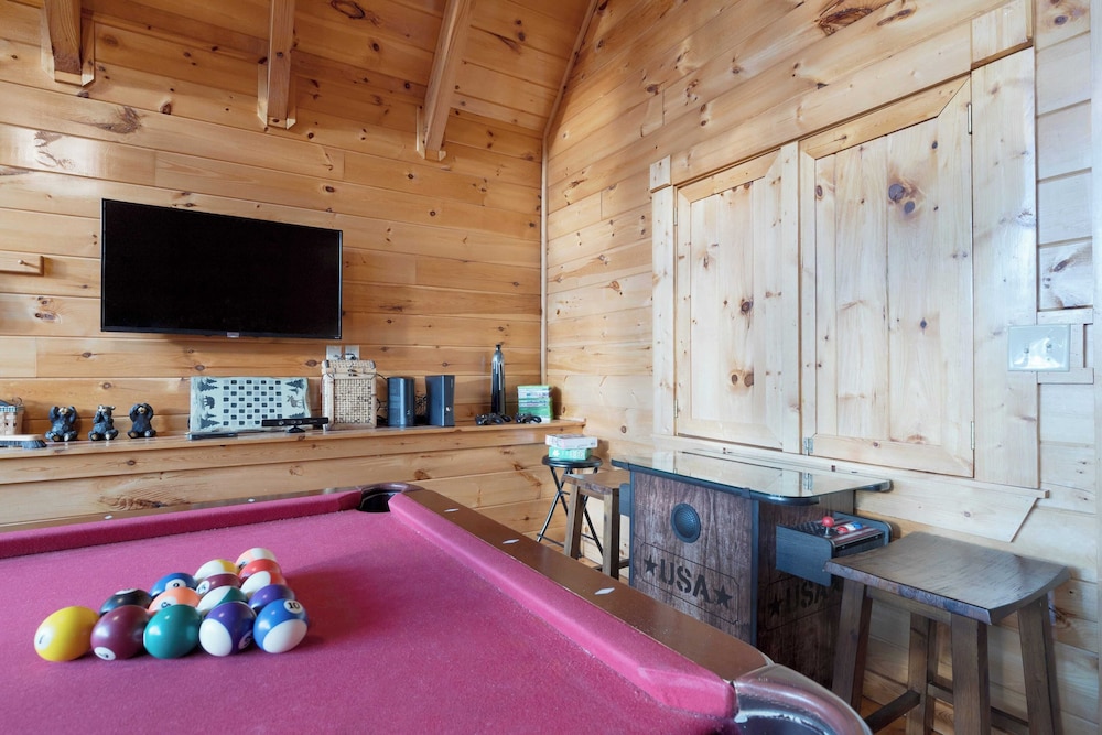 Cozy Cabin Near Dollywood Attractions Hot Tub, Game Room, Views Anne's Place