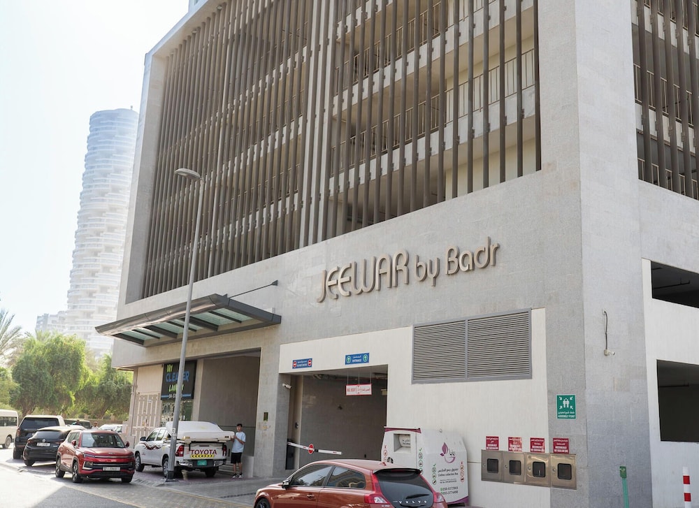 Jeewar JVC near Circle Mall Pool Gym