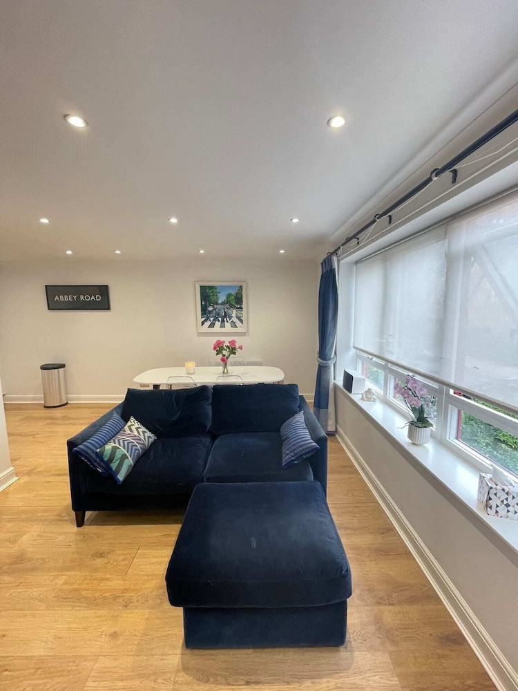 Chic 1BD Flat - 10 Minutes to Victoria Park!