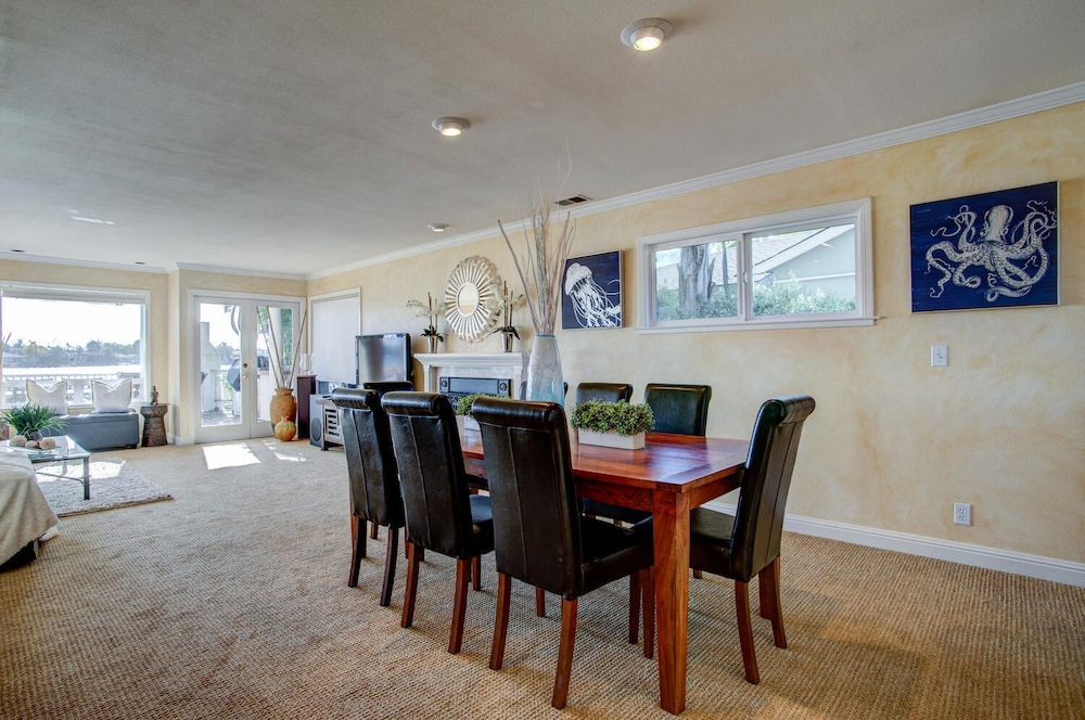 4 Br Waterfront , Private Beach 4 Bedroom Home by RedAwning