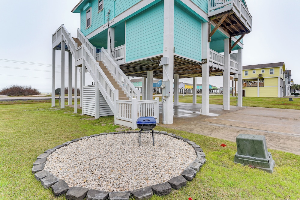 Walk to Beach: Home w/ Hot Tub & Deck in Gilchrist