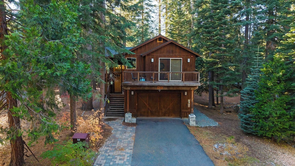 Cozy Tahoe Retreat w/ Hot Tub, Movie Room & Forest Views Tahoma Getaway by Avantstay
