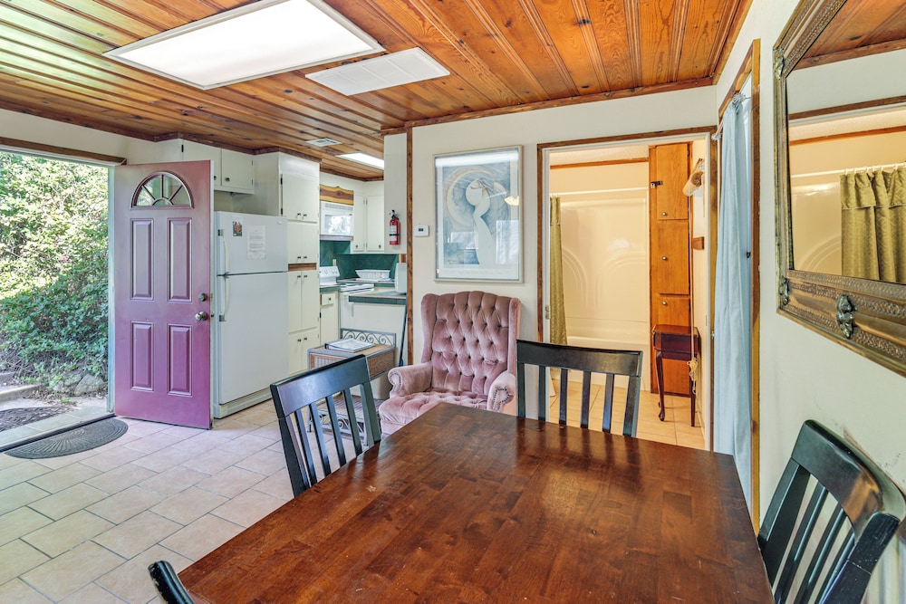 2 Mi to Fishing on Lake Whitney: Cottage w/ Deck