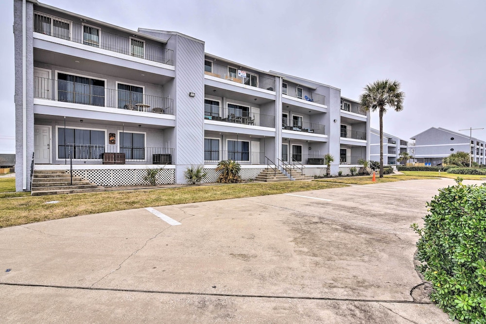Gulf Views & Patio: Lovely Galveston Condo! view 5