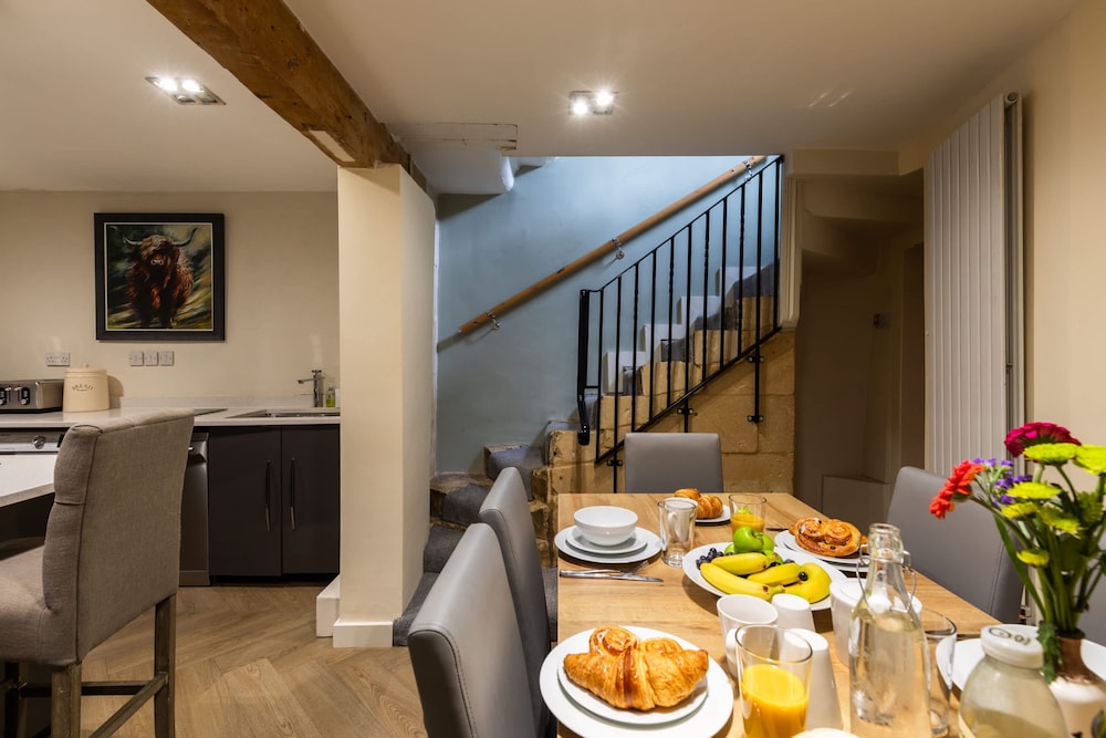 Stylish 4-bedroom Townhouse in the Heart of Bath