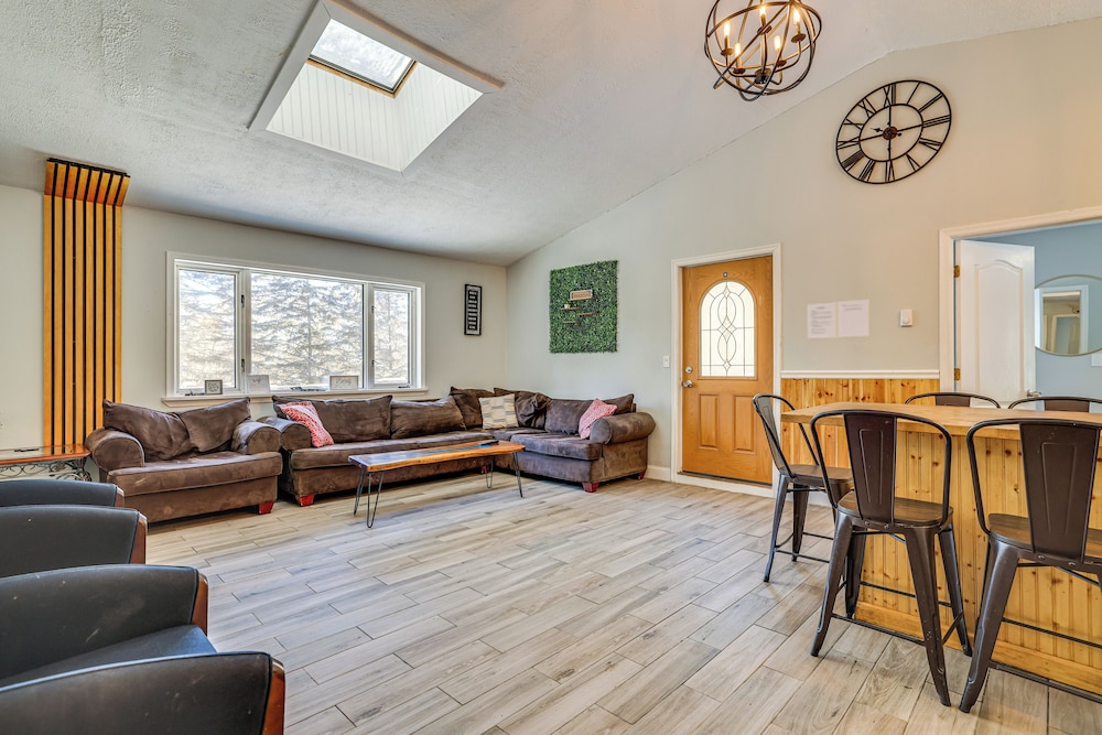 15 Mi to Ski Big Bear: Gem w/ Deck & Game Room