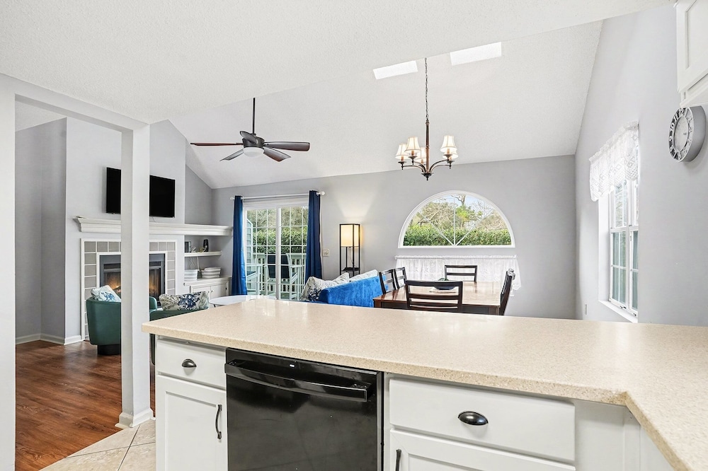 6F Cumberland - split level, 2 bedroom villa, full access!! 2 Condo