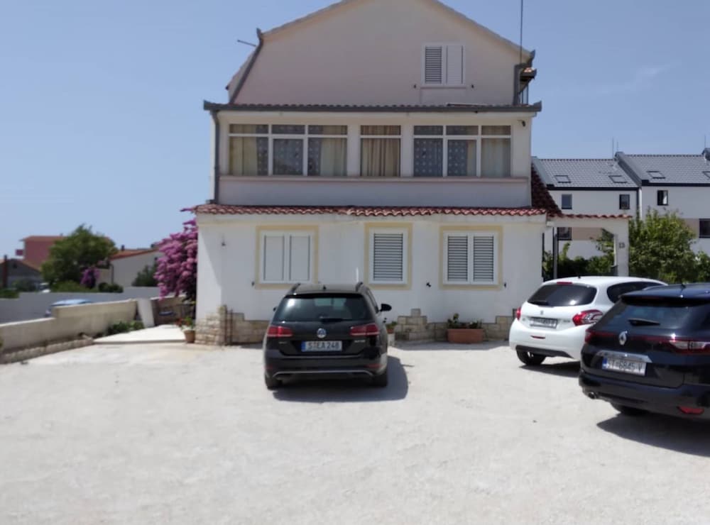 Trogir Downtown Apartments With Private Parking