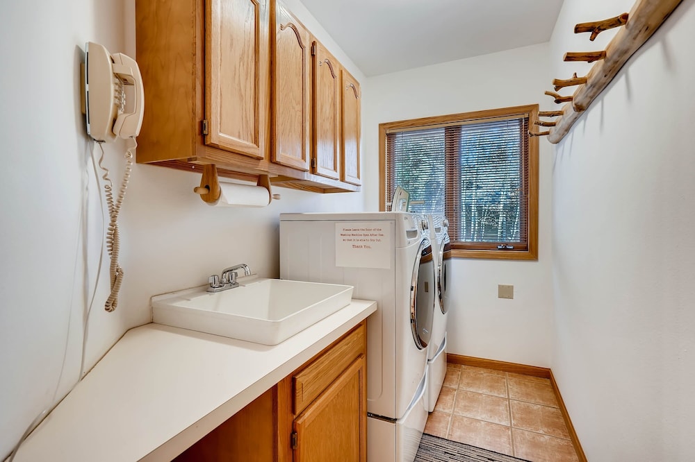 Spacious 4bdrm /sleeps 10, Stunning Views, Fireplaces 4 Bedroom Home by RedAwning