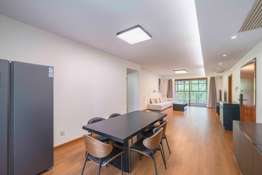 Tyms Morden 3BR 2BA APT Bella Vita