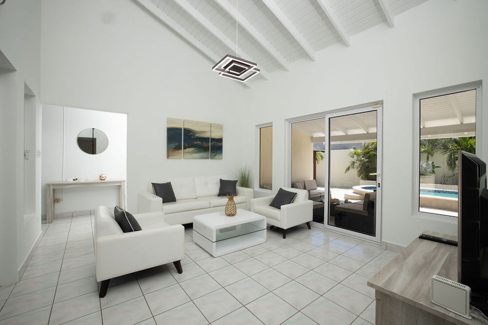 Newly Renovated 4BR 4BA Private Pool Eagle Beach