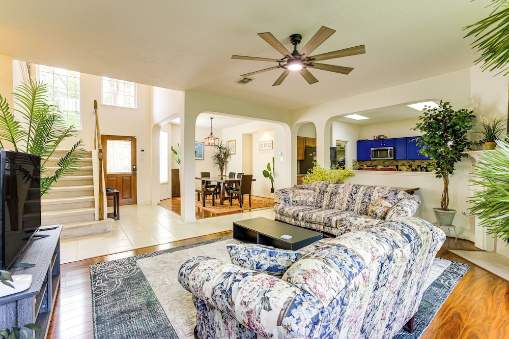 4 Mi to Old Town Spring: Family Retreat w/ Yard!