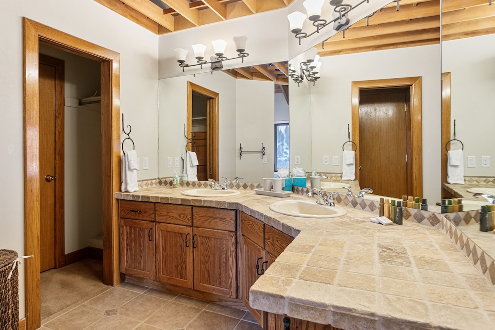 1207 - Four Bedroom with Spa Pinnacle 4 Condo