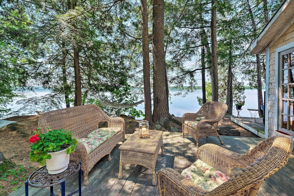 Cozy Lakefront Madison Cabin w/ Dock & Kayaks