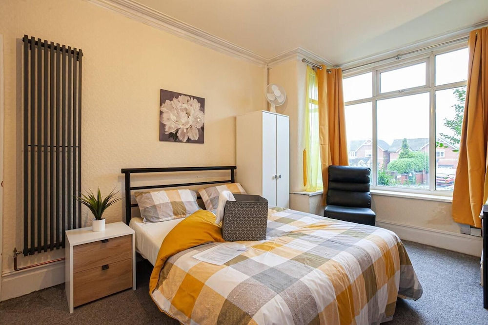 Captivating 5-bed House in Horwich Bolton view 3