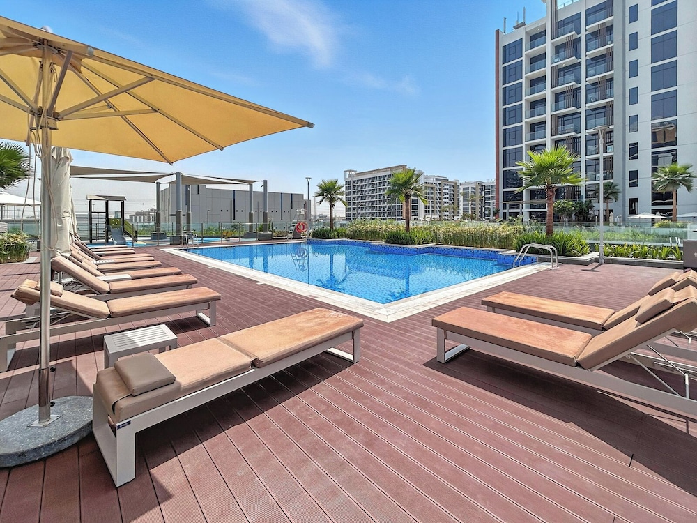 Cozy 1BR with Balcony Views